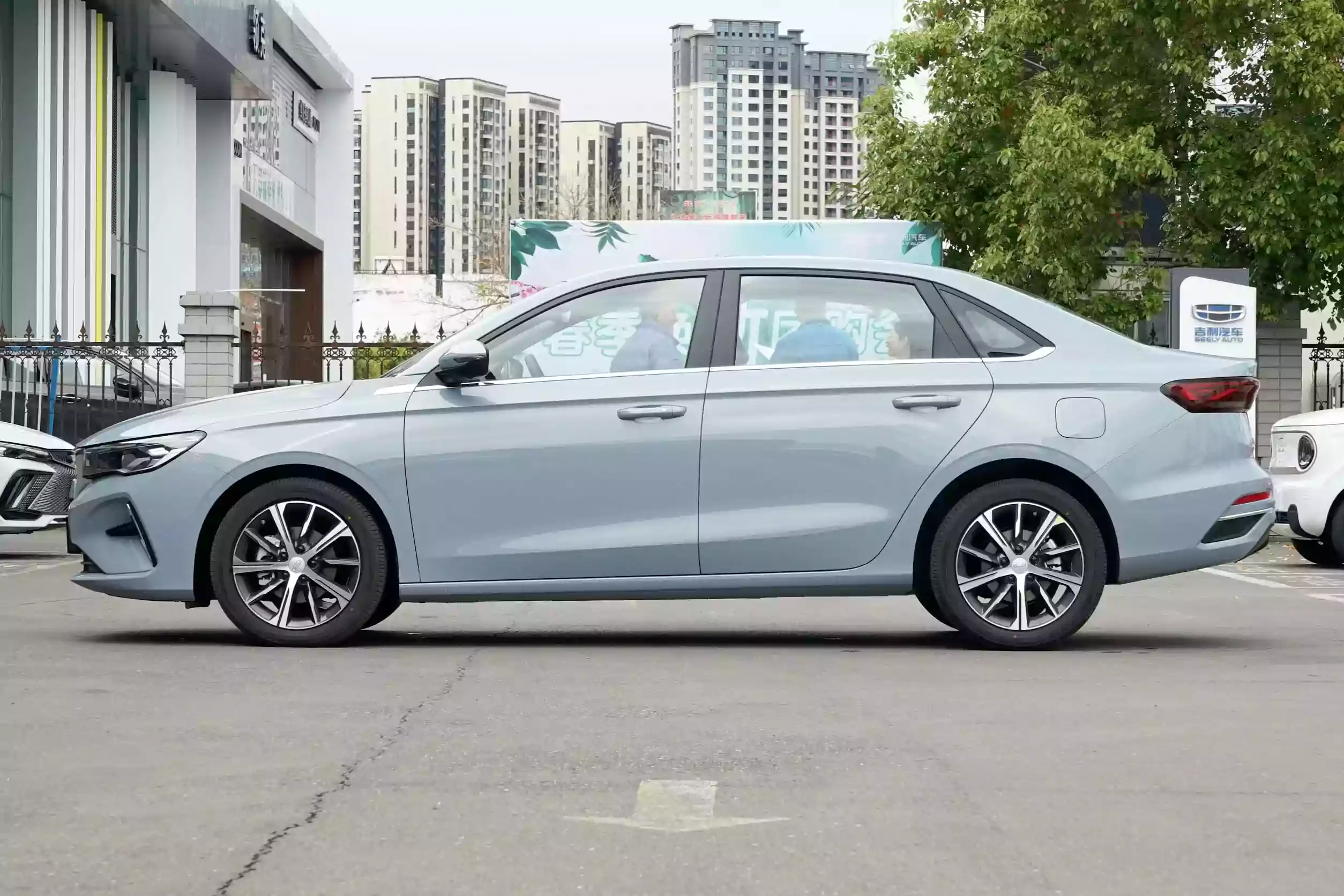 geely emgrand 2023 внешний вид-3