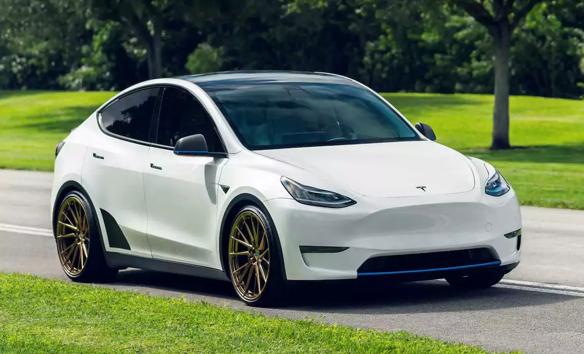 Tesla Model Y ездит по дороге-1