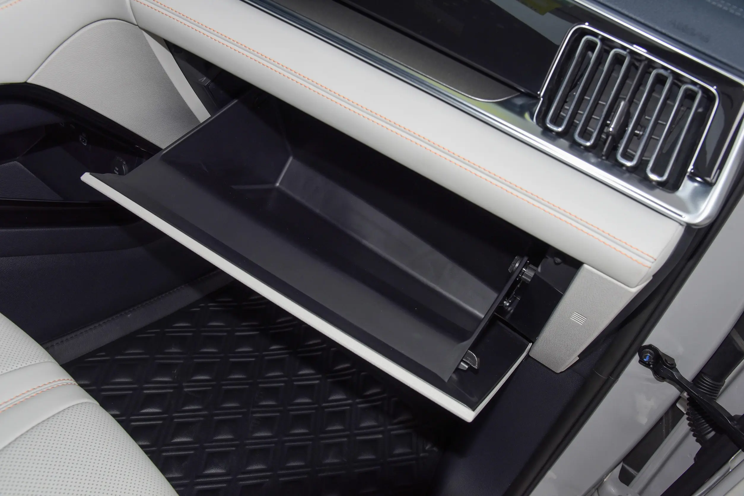 byd song plus ev 2024 interior-4