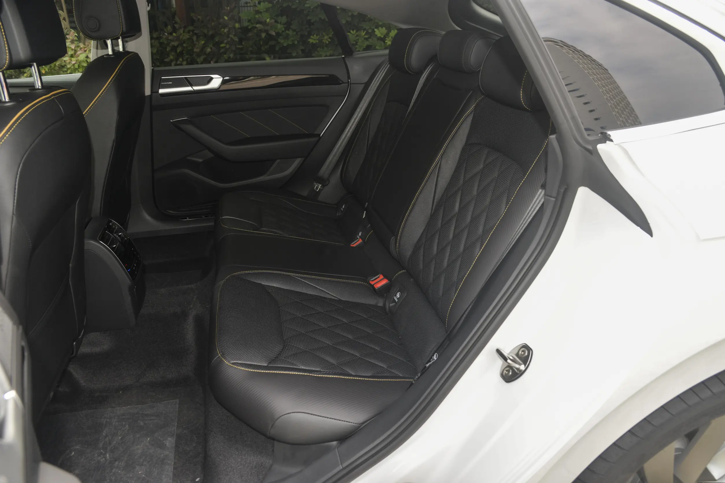 volkswagen arteon 2024 space-2