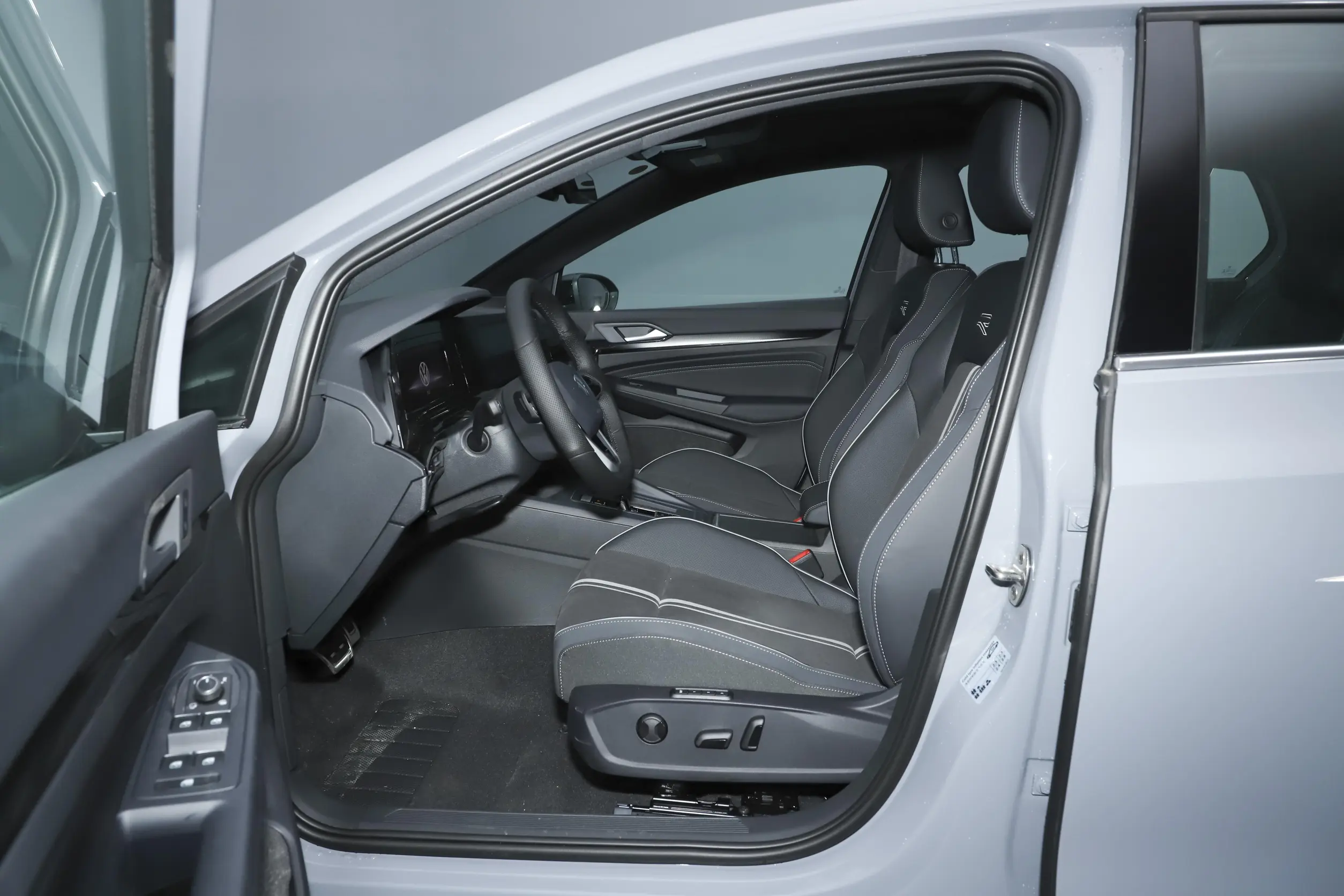 volkswagen golf 2024 space-1
